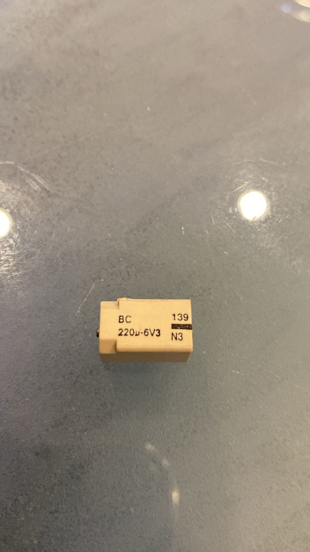 220UF 6V3 105C %20 14.3X7.6 SMD ALÜMİNYUM ELEKTROLİTİK KONDANSATÖR