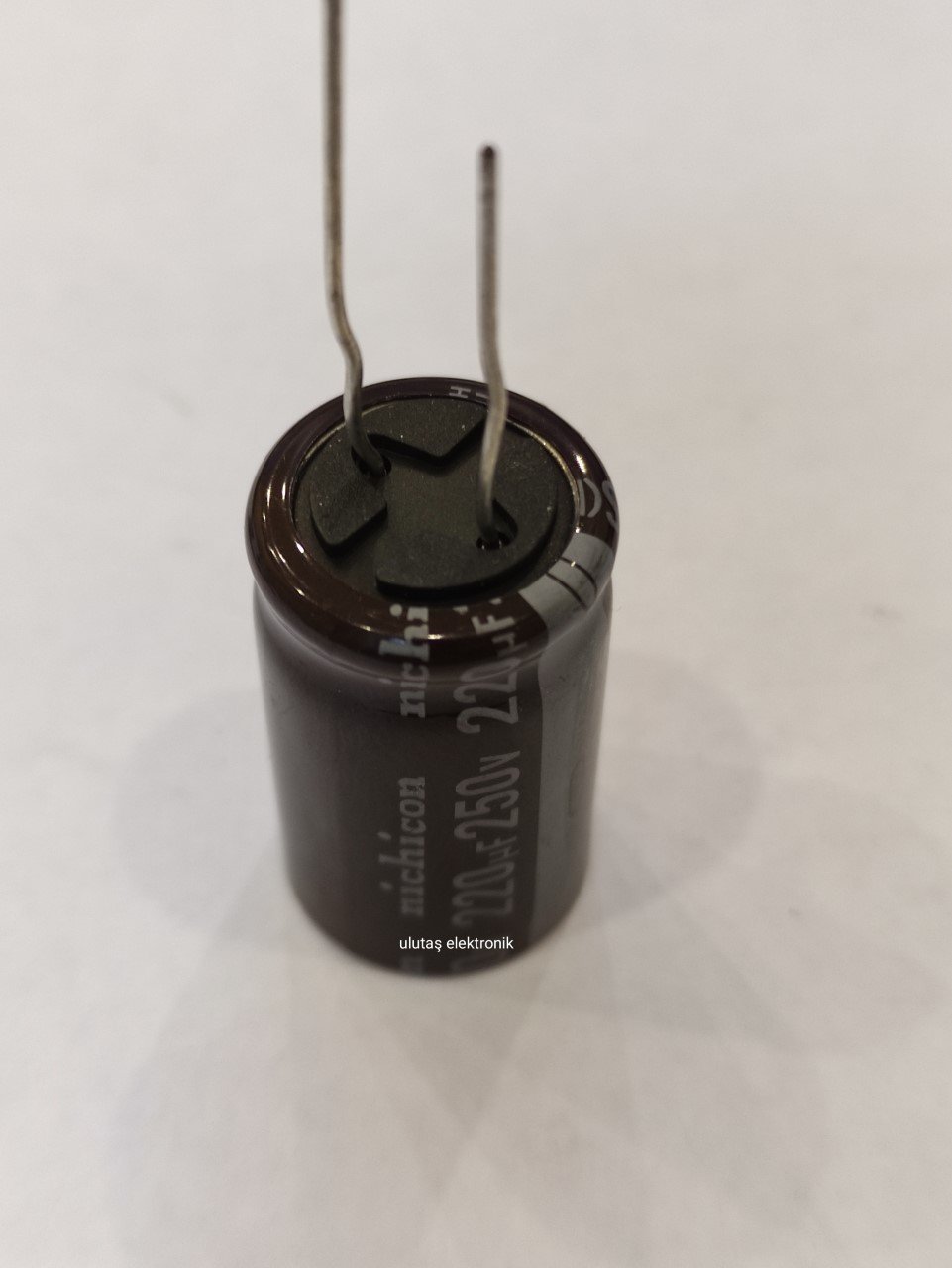 220UF 250V 105C ELEKTROLİTİK ALÜMİNYUM KONDANSATÖR