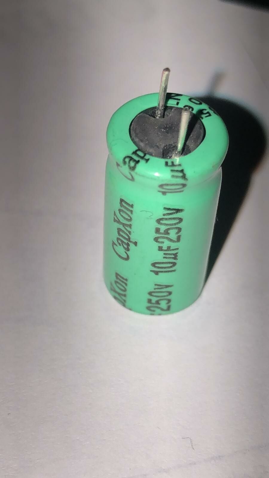 10UF 250V 105C 10X20 KUTUPSUZ BİPOLAR ELEKTROLİTİK ALÜMİNYUM KONDANSATÖR