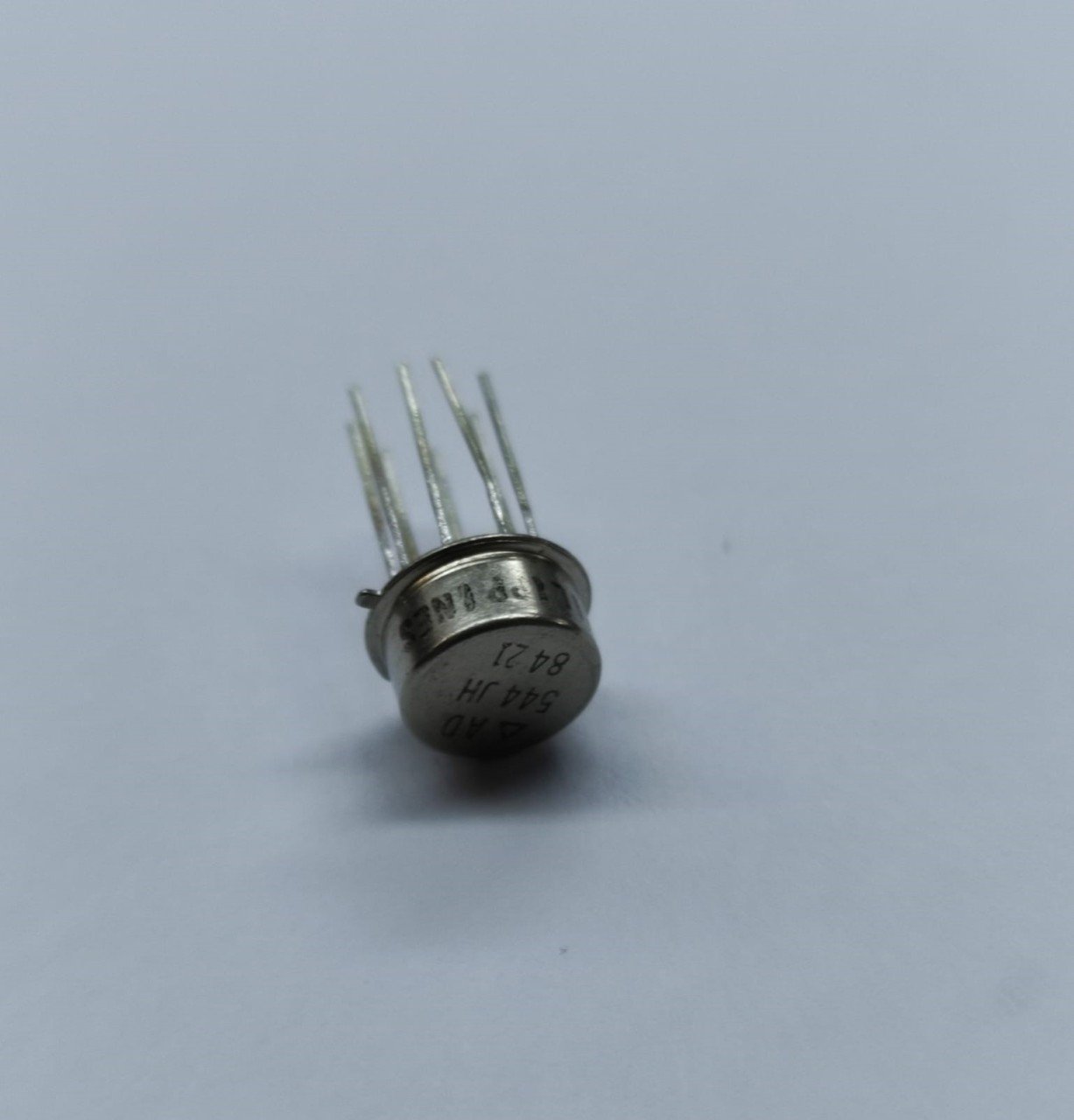 AD544JH    TO-99    OPERATIONAL AMPLIFIER IC