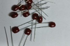 10 ADET - 470NF 100V %10 DAMLA TİPİ POLYESTER KONDANSATÖR